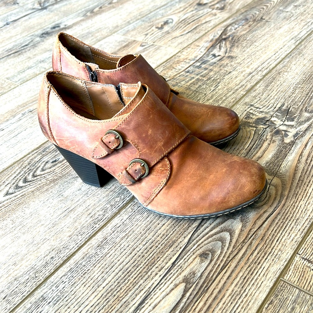 BOC Born Brown Leather Stack Heel Zip Double Buckle Ankle Boots Sz 8.5 EU 40